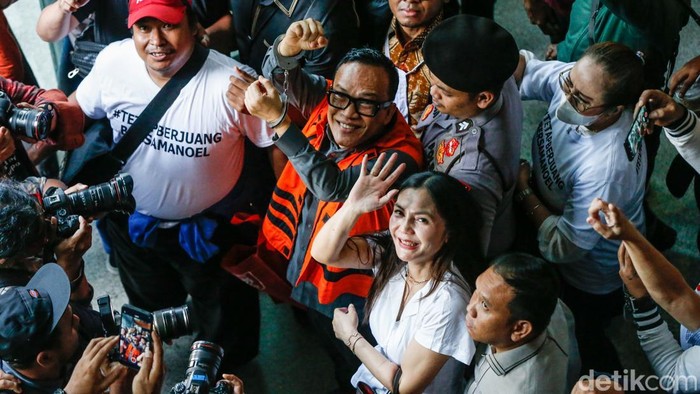 Mantan Wakil Menteri Ketenagakerjaan, Immanuel Ebenezer Gerungan atau yang akrab disapa Noel, divonis 4 tahun 6 bulan penjara dalam perkara pemerasan dan gratifikasi terkait pengurusan sertifikat Keselamatan dan Kesehatan Kerja (K3) di lingkungan Kem