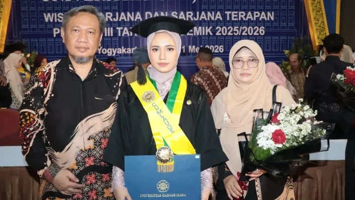 Fulviana Ramadlonia Agung Putri dan keluarga, lulusan UGM yang jadi wisudawan termuda.