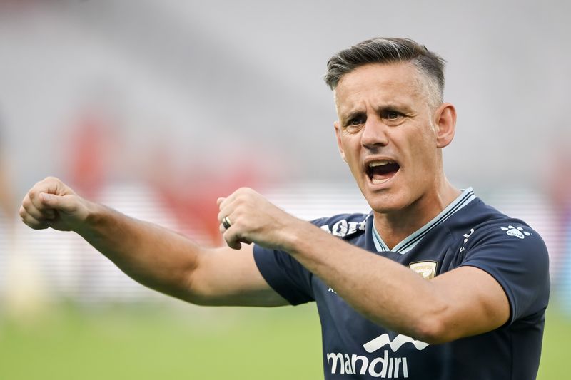 Garuda Matangkan Strategi, Timnas Indonesia Siap Tantang Oman Pelatih Timnas Indonesia John Herdman memimpin jalannya latihan resmi menjelang pertandingan FIFA Matchday di Stadion Utama Gelora Bung Karno (SUGBK), Senayan, Jakarta, Kamis (4/6/2026). Latihan tersebut sebagai ajang persiapan melawan Timnas Oman pada Jumat (5/6/2026). ANTARA FOTO/M Risyal Hidayat