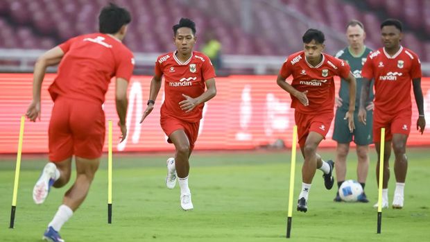 Sejumlah pesepak bola Timnas Indonesia mengikuti latihan resmi menjelang pertandingan FIFA Matchday di Stadion Utama Gelora Bung Karno (SUGBK), Senayan, Jakarta, Kamis (4/6/2026). Latihan tersebut sebagai ajang persiapan melawan Timnas Oman pada Jumat (5/6/2026). ANTARA FOTO/M Risyal Hidayat/sgd