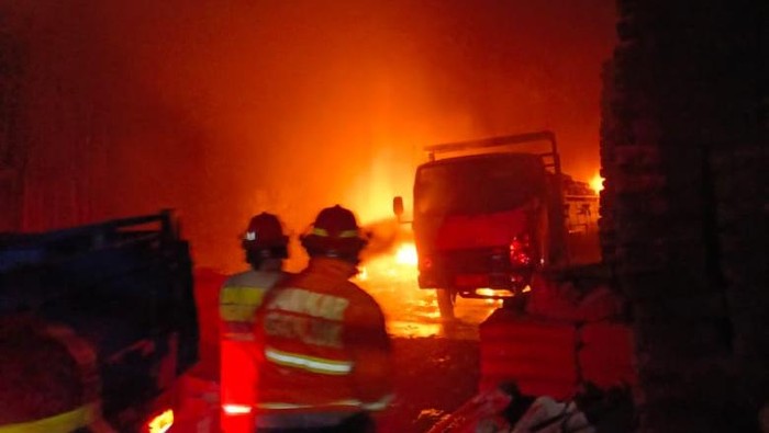 Gudang semen di Kecamatan Sukomoro, Kabupaten Nganjuk terbakar