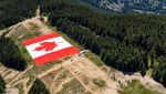 Jelang Piala Dunia, Kanada Bentangkan Bendera Raksasa di Gunung