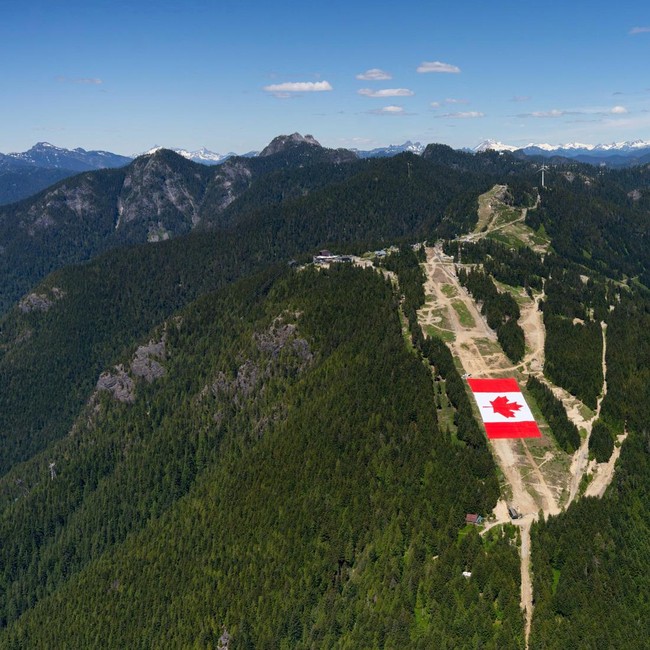 Jelang Piala Dunia, Kanada Bentangkan Bendera Raksasa di Gunung