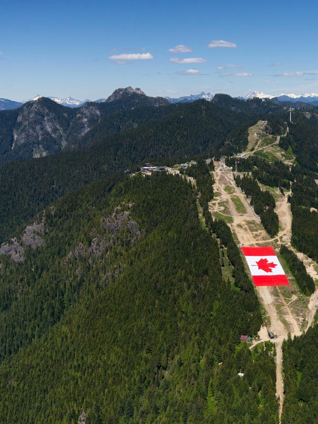 Jelang Piala Dunia, Kanada Bentangkan Bendera Raksasa di Gunung