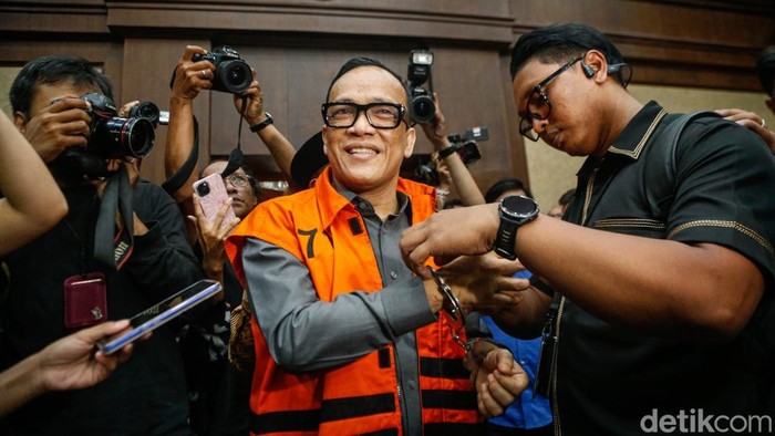 Eks Wakil Menteri Ketenagakerjaan Immanuel Ebenezer saat memasuki ruangan sidang di Pengadilan Tipikor, Jakarta, Kamis (14/6/2026). 
Sebelum memasuki ruangan sejumlah keluarga dan pendukung Noel telah hadir terlebih dahulu.