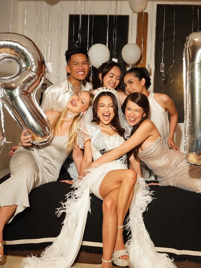 8 Foto Bachelorette Party Jennifer Copen Jelang Nikah, Glamor Bareng Bestie