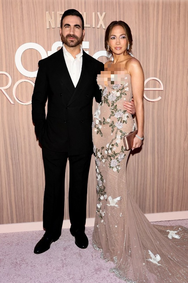 Wanita 56 tahun ini mengenakan gaun seksi dari koleksi Miss Sohee couture Spring 2025. Gaun tanpa tali tersebut hadir dalam palet nude netral bordiran bunga dan burung. Foto: GETTY IMAGES NORTH AMERICA / Getty Images via AFP