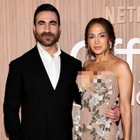 Jennifer Lopez sedang gencar mempromosikan komedi romantis yang dibintanginya bersama aktor Brett Goldstein. Pada Selasa (2/06/2026) malam, ia menghadiri pemutaran perdana New York City, AS. Foto: GETTY IMAGES NORTH AMERICA / Getty Images via AFP