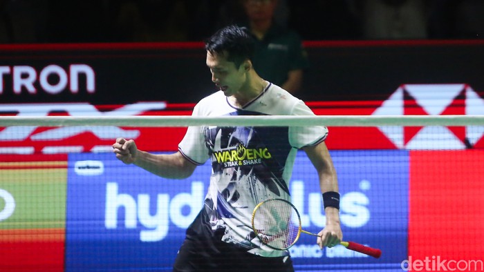 Pebulu tangkis Indonesia Jonatan Christie dan Alwi Farhan saat bertanding pada babak 16 besar Indonesia Open 2026 di Istora Senayan, Jakarta, Kamis (4/6/2026).