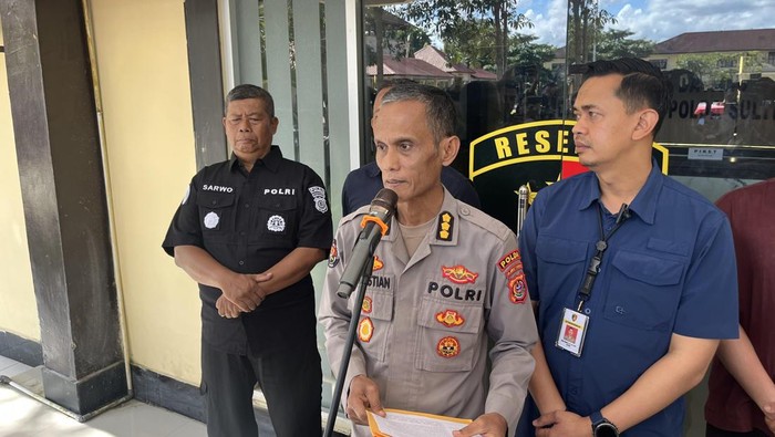 Kabid Humas Polda Sultra Kombes Iis Kristian saat memberikan keterangan resmi terkait kasus penyerangan anggota geng motor di Kendari.