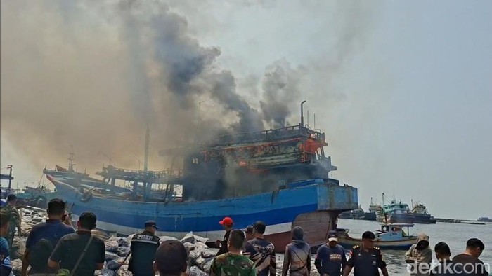 Kapal Motor Usaha 3 terbakar di Pelabuhan Tegal, Kamis (4/6/2026).