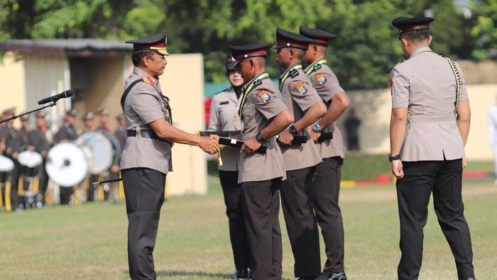 Kapolda Jatim Irjen Pol Nanang Avianto bersama lulusan terbaik