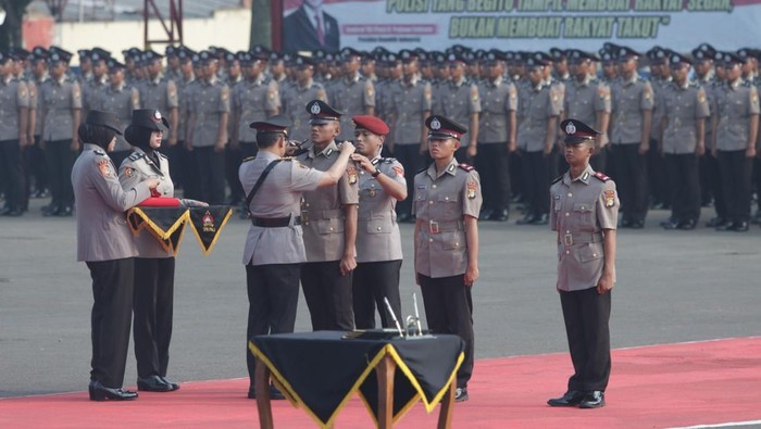 Kapolda Metro Jaya Komjen Asep Edi Suheri melantik 933 polisi bintara remaja.