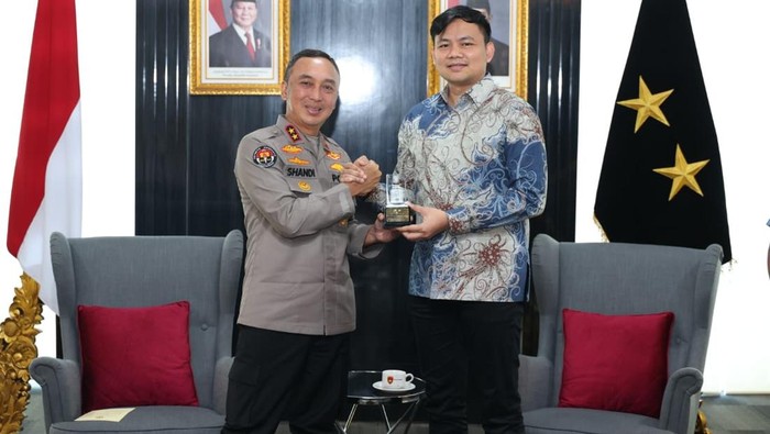 Kapolda Sumsel Irjen Sandi Nugroho foto bersama dengan perwakilan dari PTPN IV