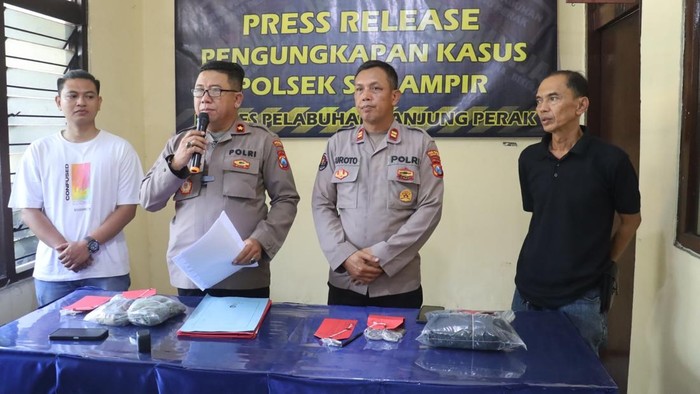 Kapolsek Semampir Surabaya Kompol Herry Iswanto saat memberikan penjelasan tentang penangkapan maling perangkat traffic light.