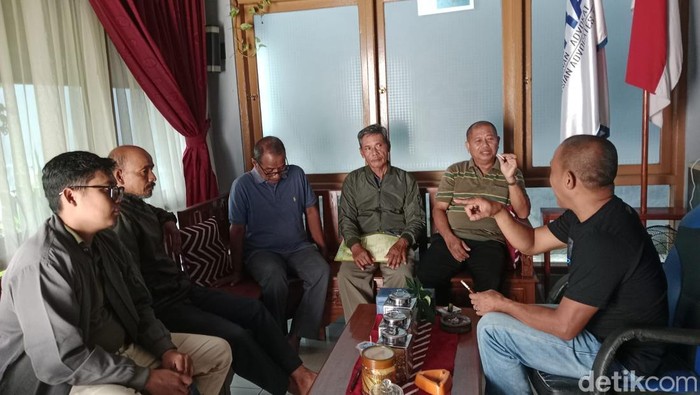Sejumlah pensiunan nasabah Mandiri Taspen Purwokerto mendatangi kantor kuasa hukum Peradi SAI Purwokerto untuk mengadu dan meminta bantuan hukum, Kamis (4/6/2026).
