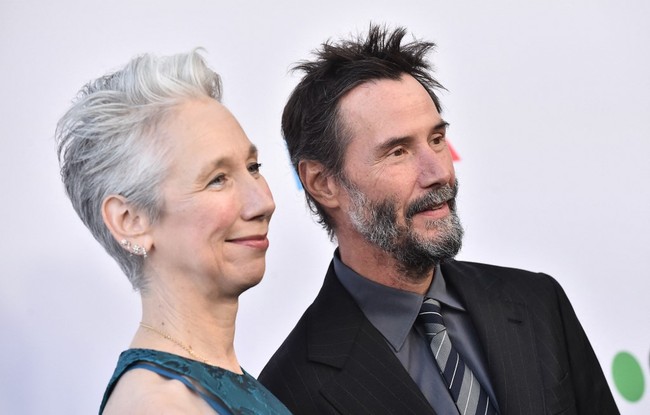 Aktor Hollywood Keanu Reeves jarang membicarakan kehidupan asmaranya di depan publik. Namun saat menghadiri acara MOCA Gala 2026 di Museum of Contemporary Art, Los Angeles, AS, Sabtu (31/5/2026), bintang The Matrix itu secara terbuka mengungkapkan perasaannya kepada sang kekasih, seniman visual Alexandra Grant. Foto: Getty Images via AFP/EMMA MCINTYRE