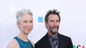 Momen Mesra Keanu Reeves & Kekasih di Karpet Merah, Kini Ungkap Soal Asmaranya