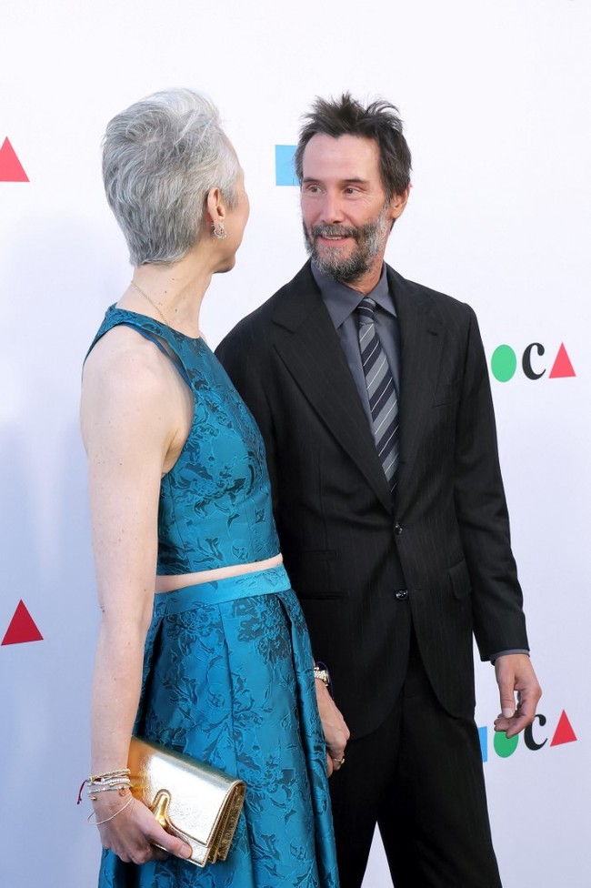 Keanu bahkan menunjukkan gestur manis dengan terus menatap Alexandra saat sang seniman diwawancara.  Foto: Getty Images via AFP/EMMA MCINTYRE