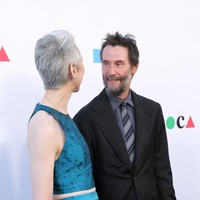 Keanu bahkan menunjukkan gestur manis dengan terus menatap Alexandra saat sang seniman diwawancara.  Foto: Getty Images via AFP/EMMA MCINTYRE