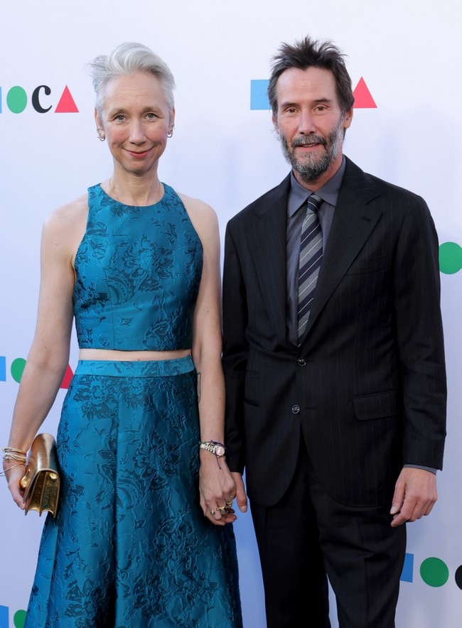 Tak hanya Keanu, seniman 53 tahun itu juga berbicara soal pengaruh hubungan mereka terhadap karya seninya. Saat ditanya apakah kisah cintanya mengubah hasil lukisannya, ia mengaku ada perubahan yang terasa. Foto: Getty Images via AFP/EMMA MCINTYRE