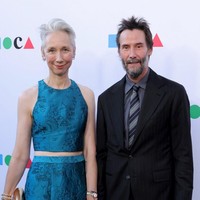 Tak hanya Keanu, seniman 53 tahun itu juga berbicara soal pengaruh hubungan mereka terhadap karya seninya. Saat ditanya apakah kisah cintanya mengubah hasil lukisannya, ia mengaku ada perubahan yang terasa. Foto: Getty Images via AFP/EMMA MCINTYRE