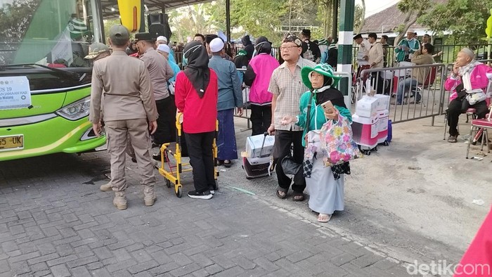Kedatangan jemaah haji asal Kota Malang di Lapangan Ki Angmor, Kota Malang.