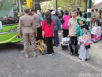 Ribuan Haji Kembali ke Kota Malang, Jemaah Ini Menarik Perhatian
