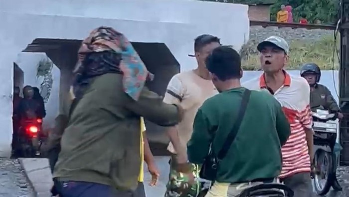 Kedua pelaku saat menganiaya korban. (Foto: dok. Media sosial)