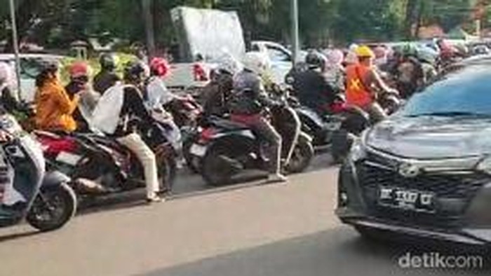 Kemacetan di depan SPN Batua Makassar hingga motor lawan arah.