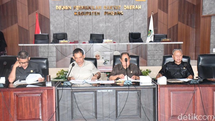 Komisi III DPRD Pinrang saat RDP terkait retakan di Gunung Paleteang.