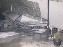 Diguyur Hujan Deras dan Angin Kencang, Warung Kopi di Medan Ambruk