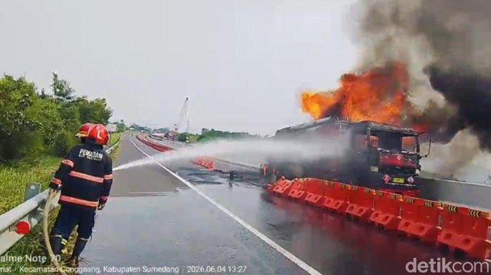 Kondisi truk tangki BBM terbakar di Tol Cisumdawu.