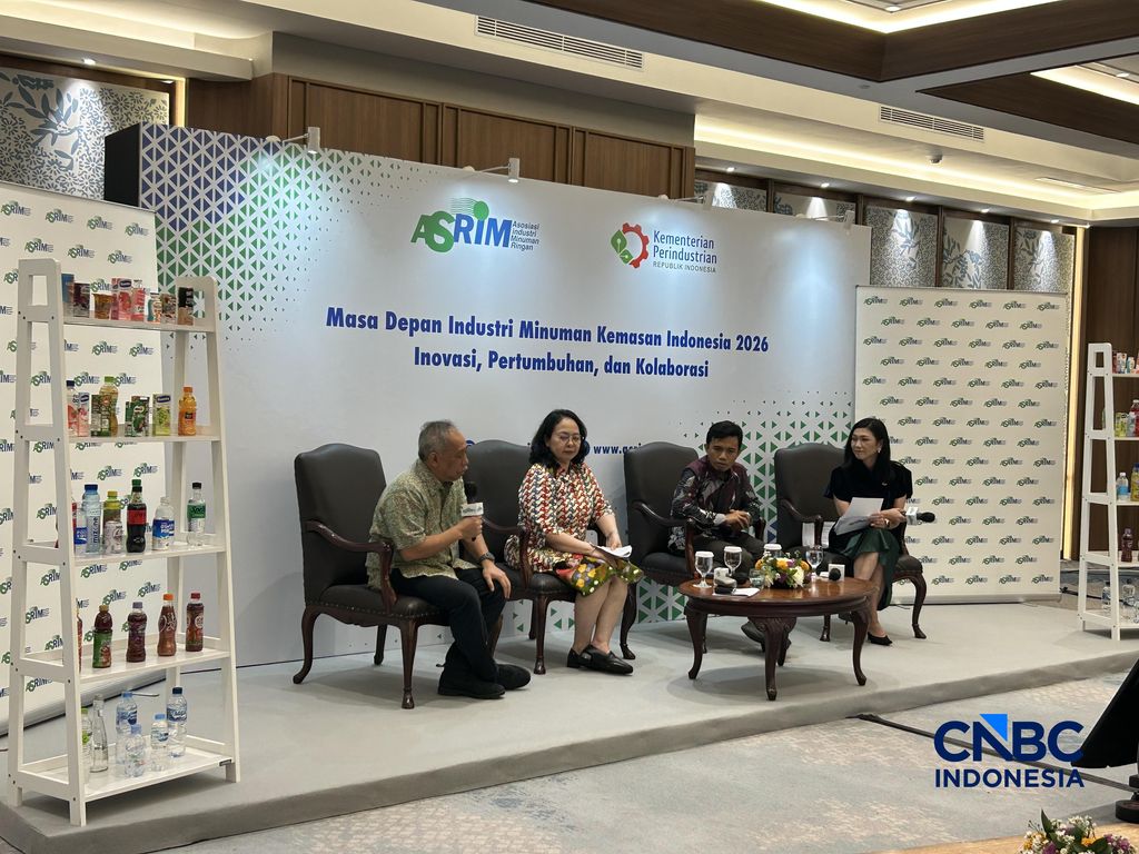 Konferensi pers bertajuk Masa Depan Industri Minuman Kemasan Indonesia 2026 : Inovasi, Pertumbuhan dan Inovasi dihadiri Triyono Prijosoesilo - Ketua Umum Asosiasi Industri Minuman Ringan (ASRIM) (kiri), Merrijantij Punguan Pintaria- Direktur Industri Minuman, Hasil Tembakau  dan Bahan Penyegar Kementerian Perindustrian Republik Indonesia (tengah), Mohammad Ishak Razak - Peneliti Senior, Center of Reform on Economics/CORE (kanan). (CNBC Indonesia/Elga Nurmutia)