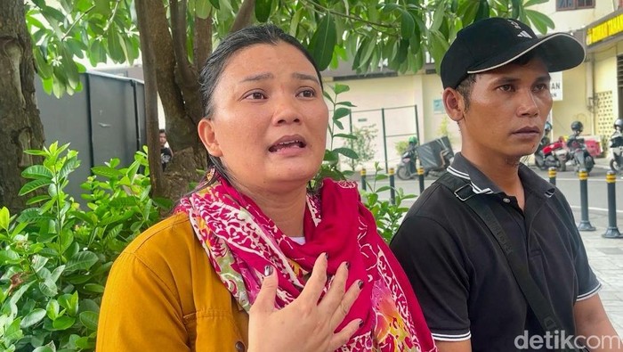 Korban Kartina dan suaminya saat diwawancarai di Polrestabes Medan. (Finta Rahyuni/detikSumut)