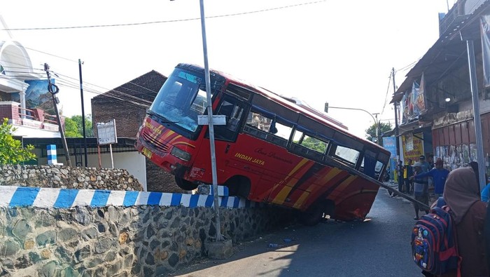 Laka Bus Tayo di Nganjuk