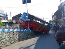 Bus Tayo Angkut Anak TK Nangkring di Tebing Jembatan Kuncir Nganjuk