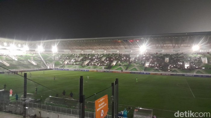 Lampu di Stadion Utama Sumut mati saat laga Timnas Indonesia vs Timor Leste. (Nizar Aldi/detikSumut)