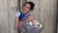 Leticia Joseph memperlihatkan bukti kelulusan dari SMP Santo Yoseph Denpasar. Ia tampak anggun memakai kebaya dan bawahan kain batik sambil memegang bunga. (Foto: dok Instagram leticiajosephh)