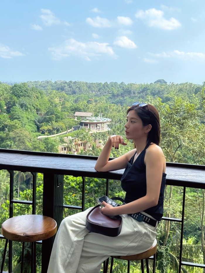 Liburan ke Bali, Kwon Eun-bi Cicip KFC hingga Jajan Snack di Supermarket