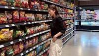 Liburan ke Bali, Kwon Eun-bi Cicip KFC hingga Jajan Snack di Supermarket