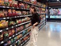 Liburan ke Bali, Kwon Eun-bi Cicip KFC hingga Jajan Snack di Supermarket