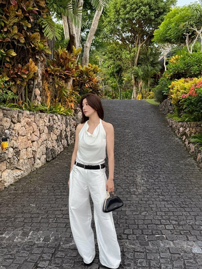 Liburan ke Bali, Kwon Eun-bi Cicip KFC hingga Jajan Snack di Supermarket