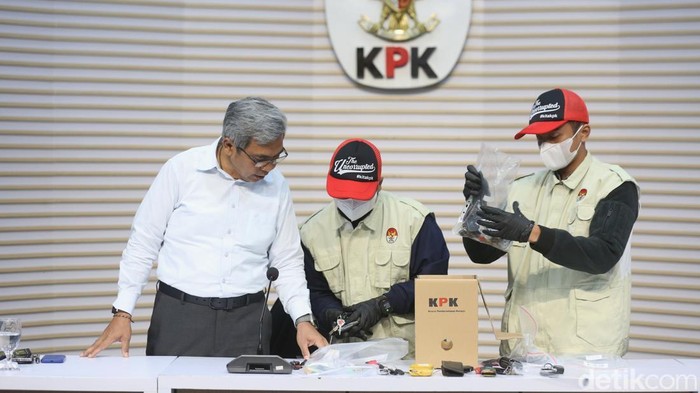 Ketua KPK Setyo Budiyanto (kiri) melihat barang bukti yang ditampilkan saat konferensi pers tindak pidana korupsi di Ditjen Imigrasi di Gedung Merah Putih KPK, Jakarta, Kamis (4/6/2026). KPK menetapkan delapan tersangka kasus tindak pidana korupsi terkait pengurusan izin tinggal warga negara asing di Ditjen Imigrasi diantaranya Wamen Imipas Silmy Karim dan Plt Dirjen Imigrasi 2024-2025 Saffar Muhammad Godam serta mengamankan barang bukti senilai total Rp17,5 miliar.