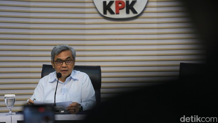 Ketua KPK Setyo Budiyanto (kiri) melihat barang bukti yang ditampilkan saat konferensi pers tindak pidana korupsi di Ditjen Imigrasi di Gedung Merah Putih KPK, Jakarta, Kamis (4/6/2026). KPK menetapkan delapan tersangka kasus tindak pidana korupsi te