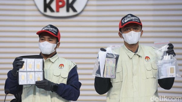 Logam Mulia hingga Uang Dolar Dipamerkan dalam OTT Imigrasi