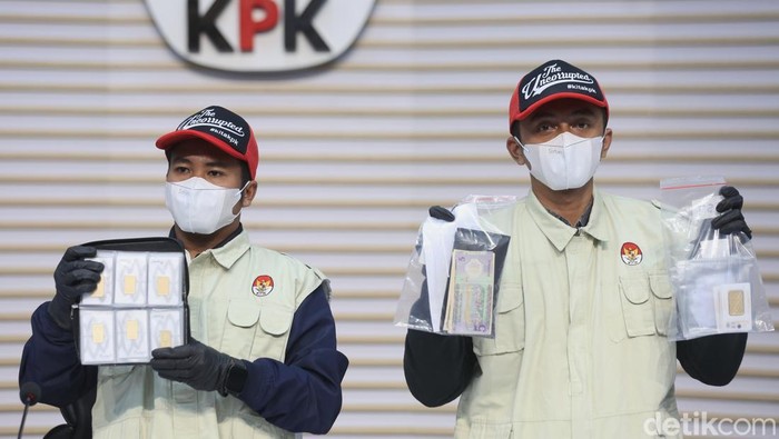 Ketua KPK Setyo Budiyanto (kiri) melihat barang bukti yang ditampilkan saat konferensi pers tindak pidana korupsi di Ditjen Imigrasi di Gedung Merah Putih KPK, Jakarta, Kamis (4/6/2026). KPK menetapkan delapan tersangka kasus tindak pidana korupsi terkait pengurusan izin tinggal warga negara asing di Ditjen Imigrasi diantaranya Wamen Imipas Silmy Karim dan Plt Dirjen Imigrasi 2024-2025 Saffar Muhammad Godam serta mengamankan barang bukti senilai total Rp17,5 miliar.