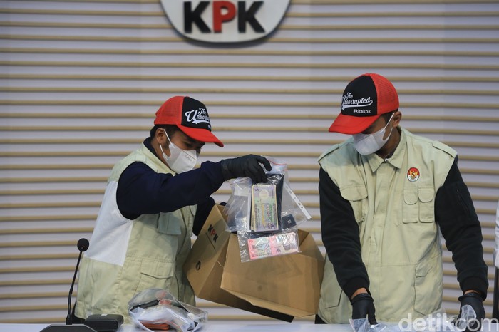 Ketua KPK Setyo Budiyanto (kiri) melihat barang bukti yang ditampilkan saat konferensi pers tindak pidana korupsi di Ditjen Imigrasi di Gedung Merah Putih KPK, Jakarta, Kamis (4/6/2026). KPK menetapkan delapan tersangka kasus tindak pidana korupsi terkait pengurusan izin tinggal warga negara asing di Ditjen Imigrasi diantaranya Wamen Imipas Silmy Karim dan Plt Dirjen Imigrasi 2024-2025 Saffar Muhammad Godam serta mengamankan barang bukti senilai total Rp17,5 miliar.