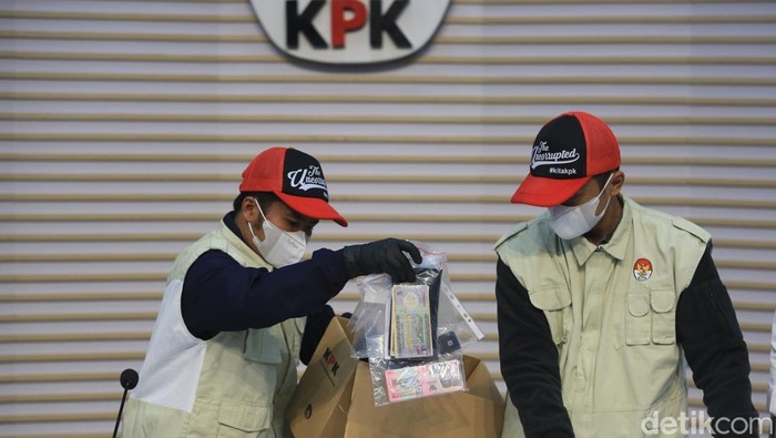 Ketua KPK Setyo Budiyanto (kiri) melihat barang bukti yang ditampilkan saat konferensi pers tindak pidana korupsi di Ditjen Imigrasi di Gedung Merah Putih KPK, Jakarta, Kamis (4/6/2026). KPK menetapkan delapan tersangka kasus tindak pidana korupsi terkait pengurusan izin tinggal warga negara asing di Ditjen Imigrasi diantaranya Wamen Imipas Silmy Karim dan Plt Dirjen Imigrasi 2024-2025 Saffar Muhammad Godam serta mengamankan barang bukti senilai total Rp17,5 miliar.