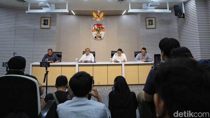 Ketua KPK Setyo Budiyanto (kiri) melihat barang bukti yang ditampilkan saat konferensi pers tindak pidana korupsi di Ditjen Imigrasi di Gedung Merah Putih KPK, Jakarta, Kamis (4/6/2026). KPK menetapkan delapan tersangka kasus tindak pidana korupsi terkait pengurusan izin tinggal warga negara asing di Ditjen Imigrasi diantaranya Wamen Imipas Silmy Karim dan Plt Dirjen Imigrasi 2024-2025 Saffar Muhammad Godam serta mengamankan barang bukti senilai total Rp17,5 miliar.